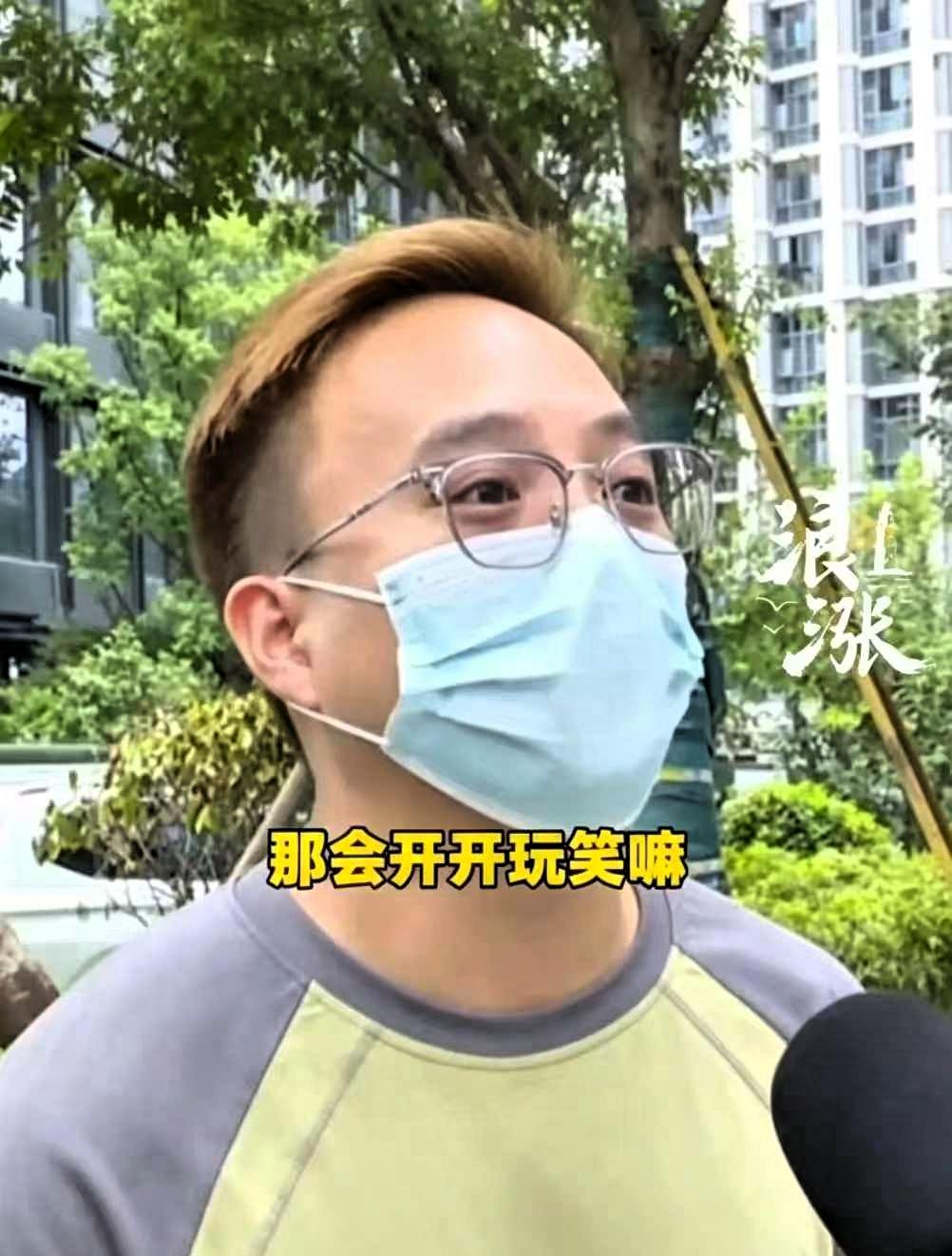 浙江杭州，一名男子在公司看到女同事穿着太性感，闻到衣服上还有臭味，就用当场她的面