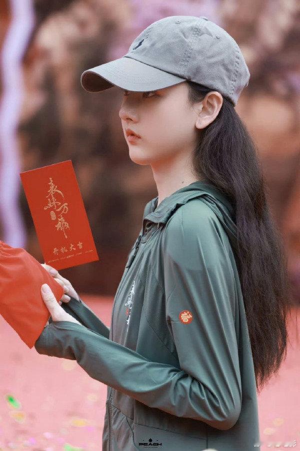 宋祖儿瘦成纸片人了 宋祖儿《表妹万福》开机路透一出来，我直接惊了！怎么瘦成这样了