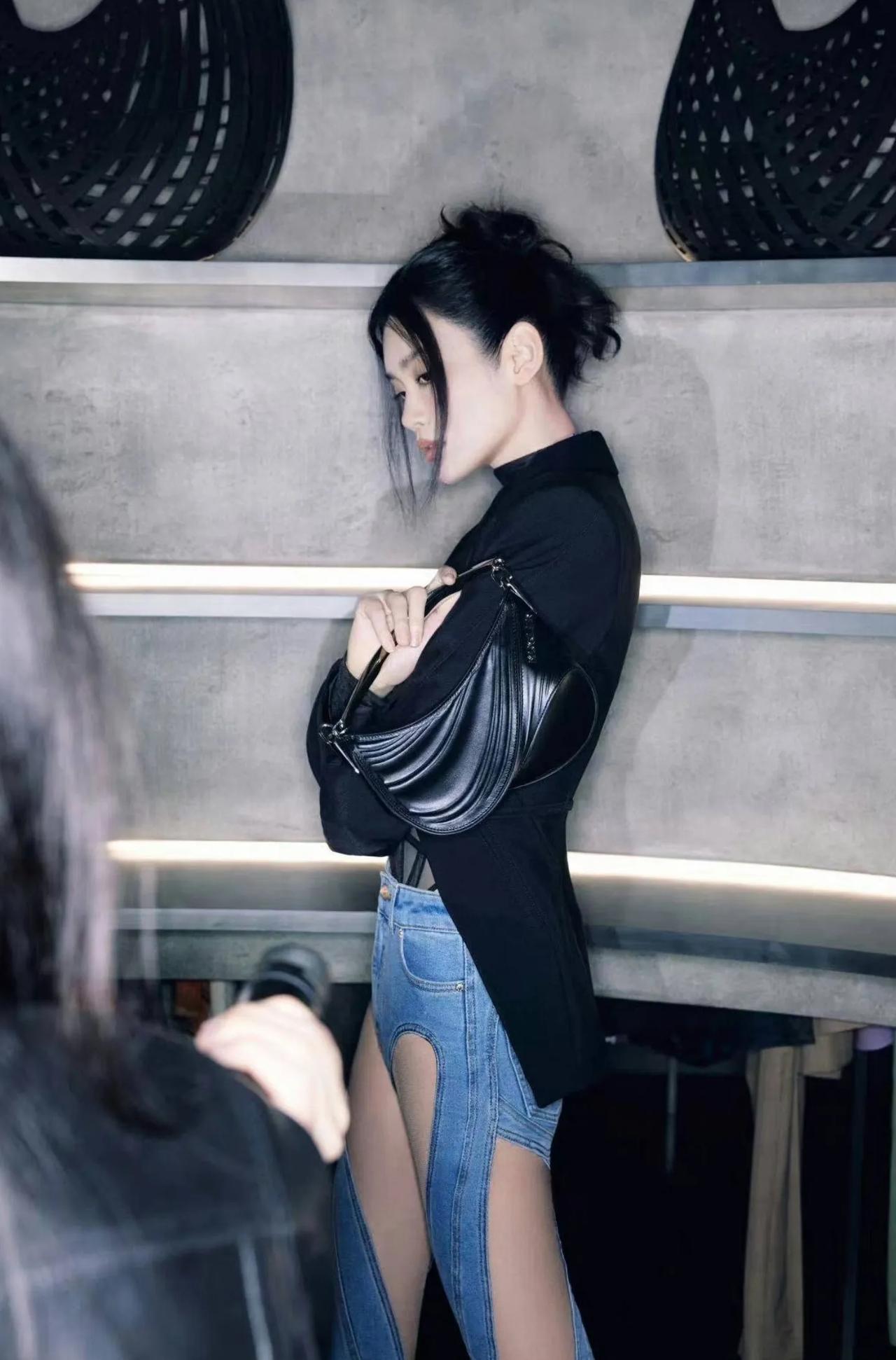 奚梦瑶这个牛仔裤真的是好个性啊，也就是她超模的气质好，换成娱乐圈其他明星，估计就