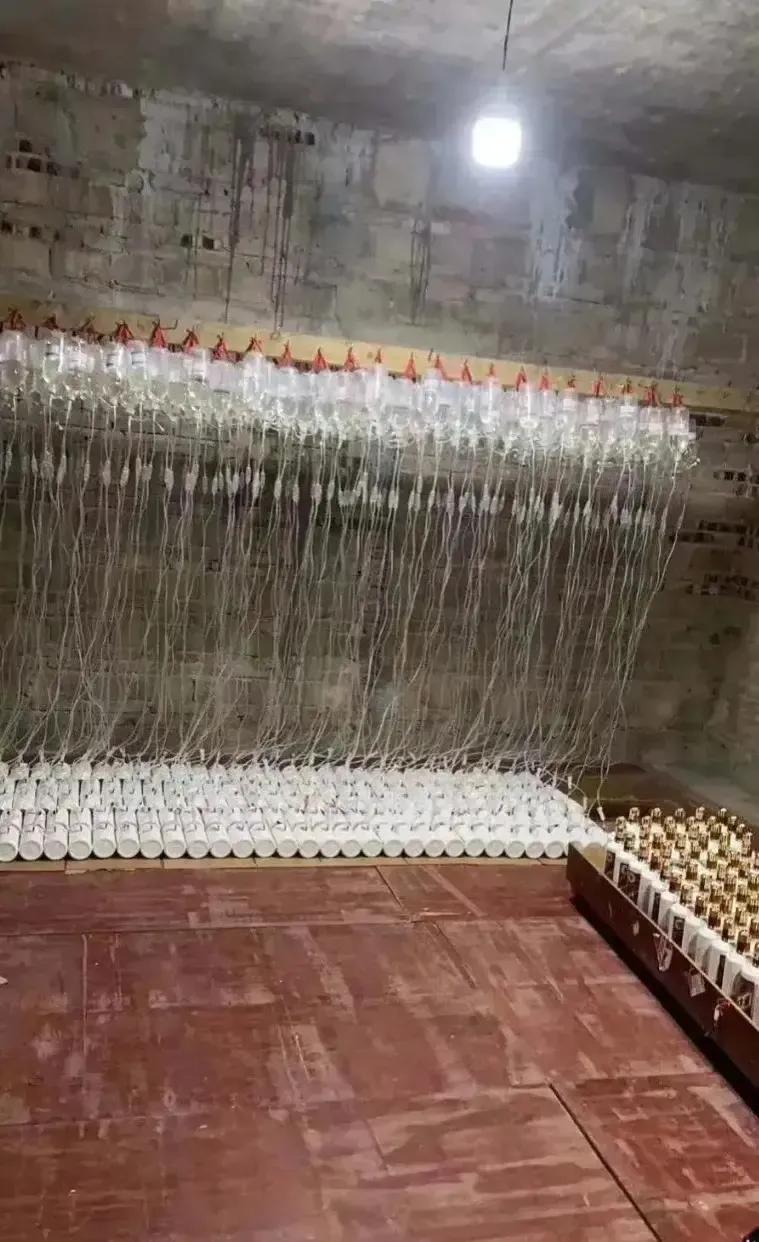 搞钻孔茅台的也是人才！杭州一商家买了总共买了95瓶茅台酒，但是谁都没想到，其中竟