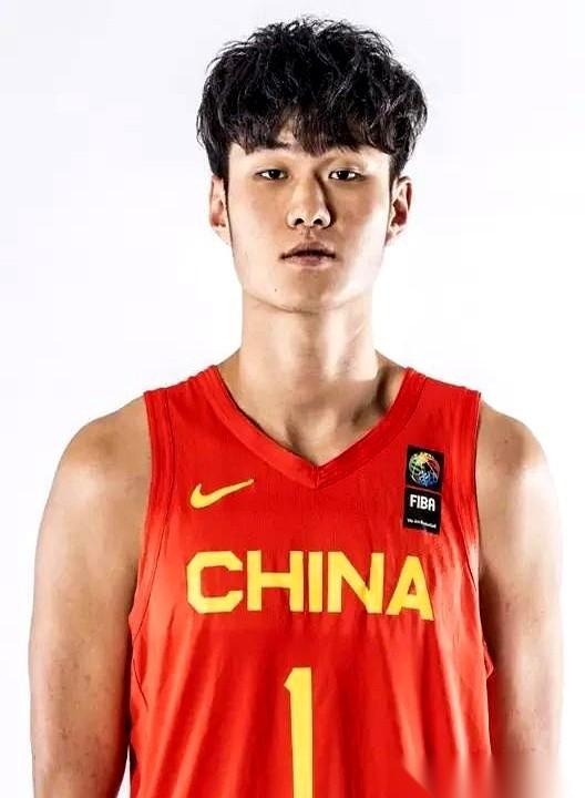 王浩然又被裁了。
一点都不意外，但就是替他觉得憋屈。
你在深圳队看他打球，那叫一