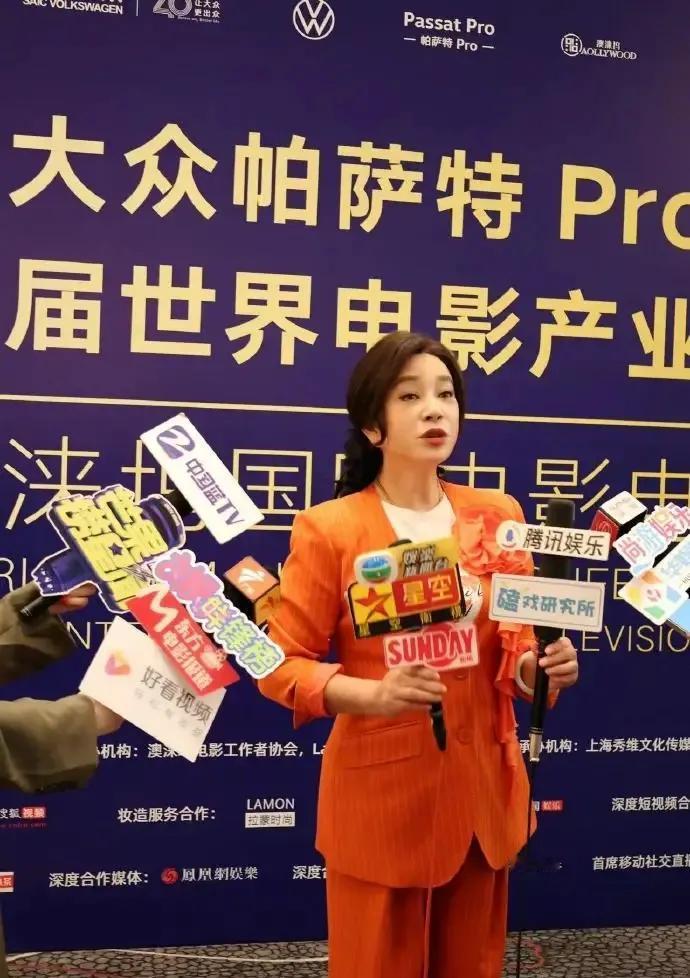 10月24日，知名女演员刘晓庆发微博官宣自己获得华鼎奖终身成就奖的喜讯。
