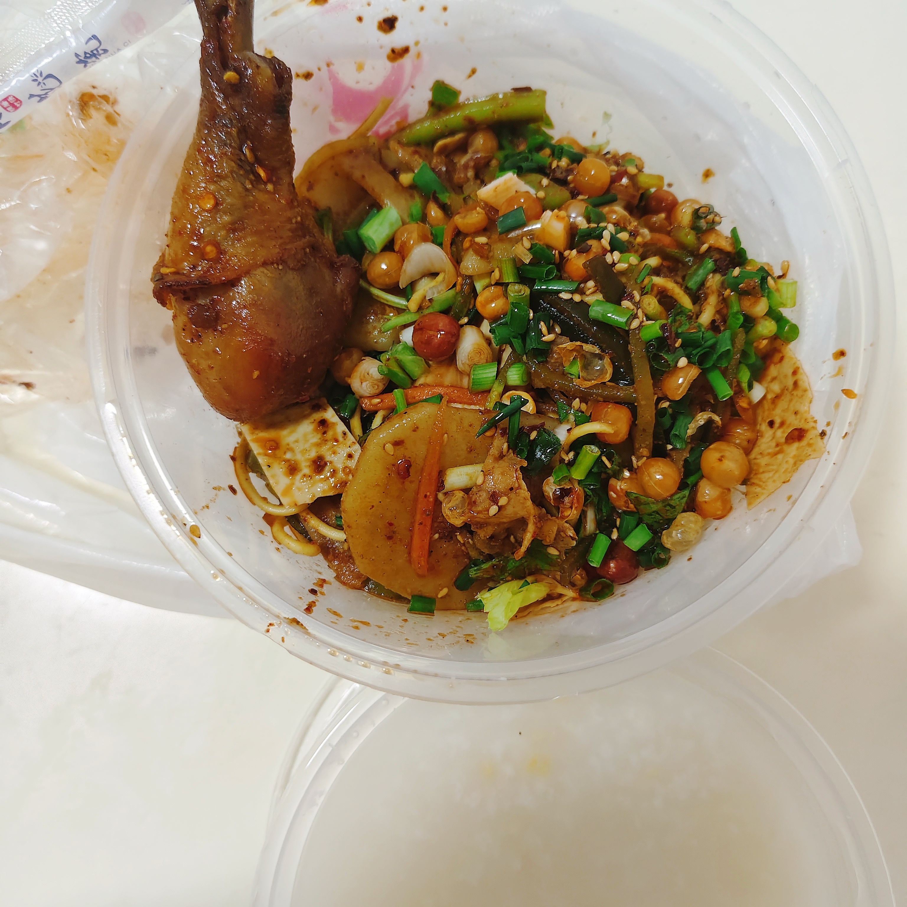 阿姨给我说她家红油拌菜很好吃我半信半疑一到家吃第一口卧槽确实很好吃啊。。。。