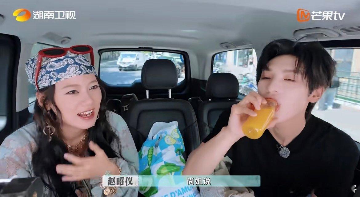 赵昭仪颜安亏不了自己的独生嘴 超市对这俩人来说不是购物地，是快乐补给站！看见吃的