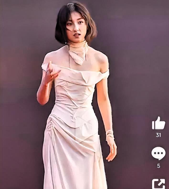 张子枫CMG红毯惊艳全场，可谁注意到她手臂上的疤痕？
 
才24岁，手背和右前臂