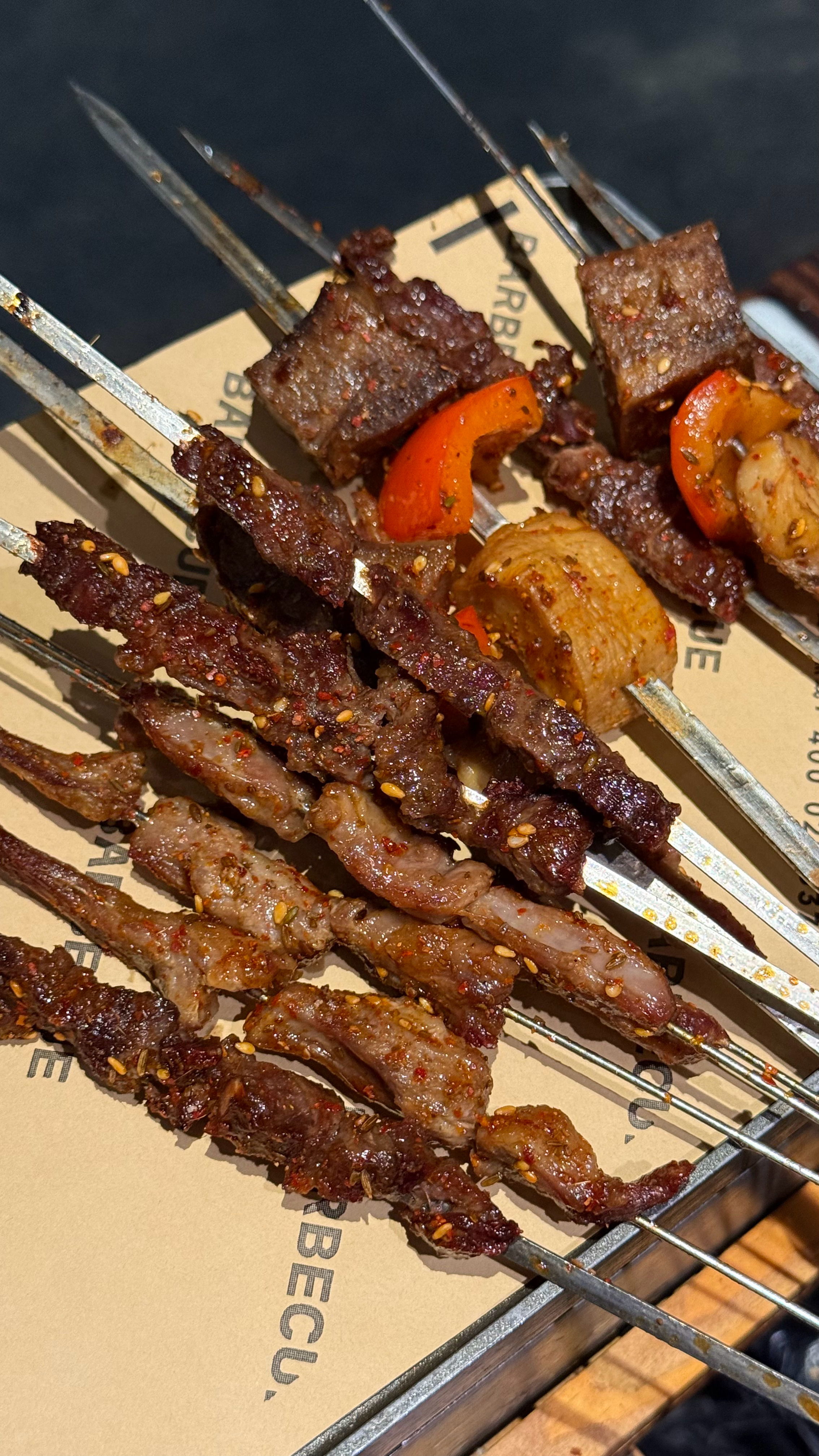 你们晚上吃什么？周末撸撸串喝点小酒还挺舒服的😋 ​​​