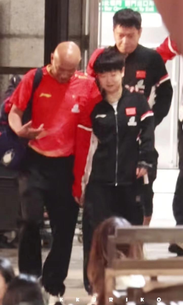 看着这一幕幕，还是有点禁不住破防，
不经意的温暖总是让人心生欢喜。
当看到莎莎在