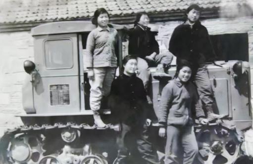 1972年，泥瓦匠张复生娶了城里的女知青，晚上睡觉他发现妻子的腰变粗了。他以为妻