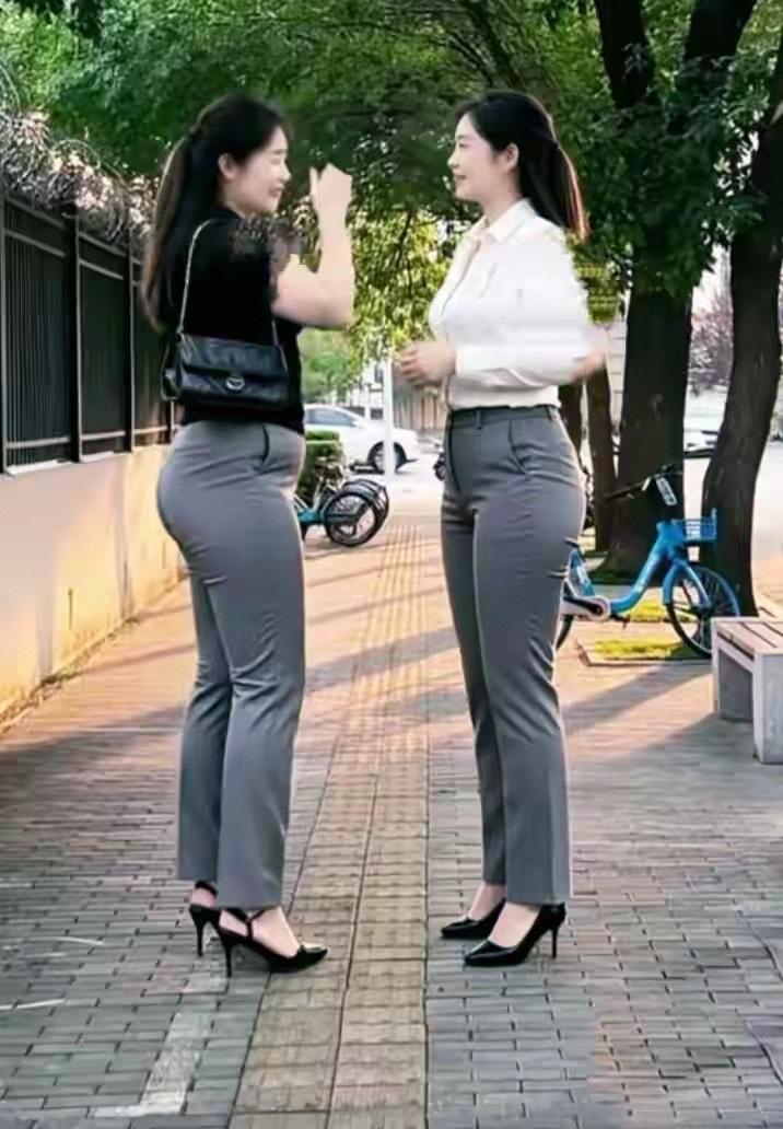 两姐妹的人行道聊天
这不是胖Y吗？
你不是胖妞吗？
对啊，对啊！
咋更胖了呢？但