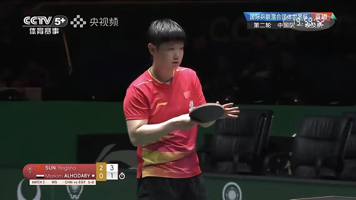 曼昱在vip席上观赛，拍摄的镜头时时给曼昱，曼昱喝茶观赛，显得悠闲又落寞，教练组