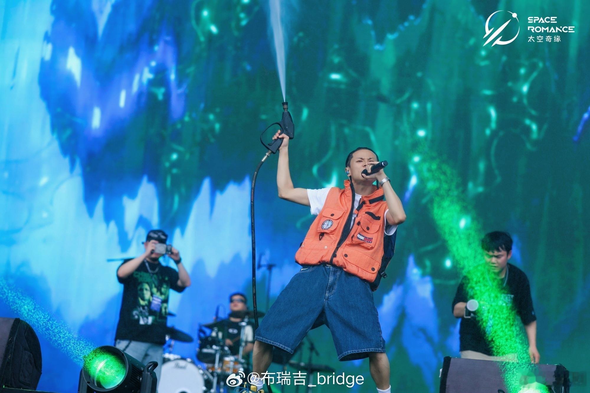 布瑞吉绿拖把发型爷青回了布瑞吉小白合照今夕是何年 被布瑞吉小白的合照勾起回忆了，