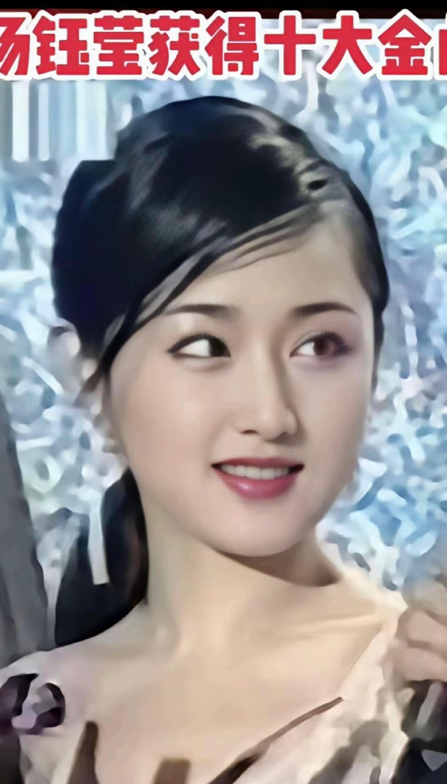 她年轻的长相，现在内娱有代餐吗？太美了，纯天然的美女，太甜了，还有眼神，特别甜，