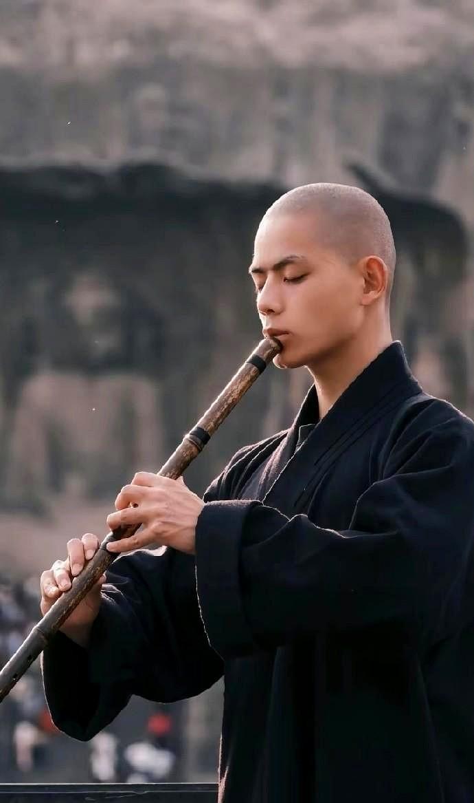 谁能接受啊！
红极一时的少林武僧秋风，居然在去横店的路上，被网约车追尾夺走了命，