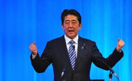 日本鸟取县附近上空突然掉下来个“大宝贝”。
这可不是什么普通的飞行器，而是一架货
