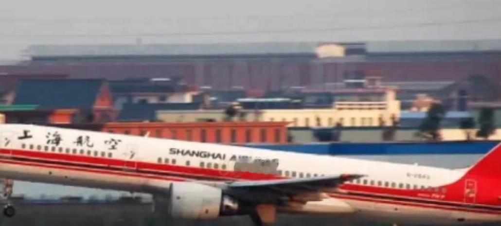 一中学生乘机去上海，坐在窗边的他，意外发现机翼有个小豁口，可飞机起飞后，豁口却慢