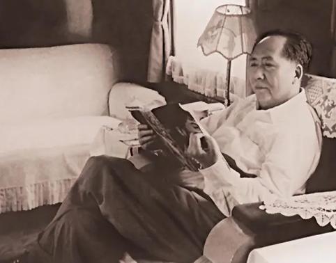 1957年，毛主席视察武汉，得知王盛荣只是建筑局里的一个副处长时，当即下令：“提