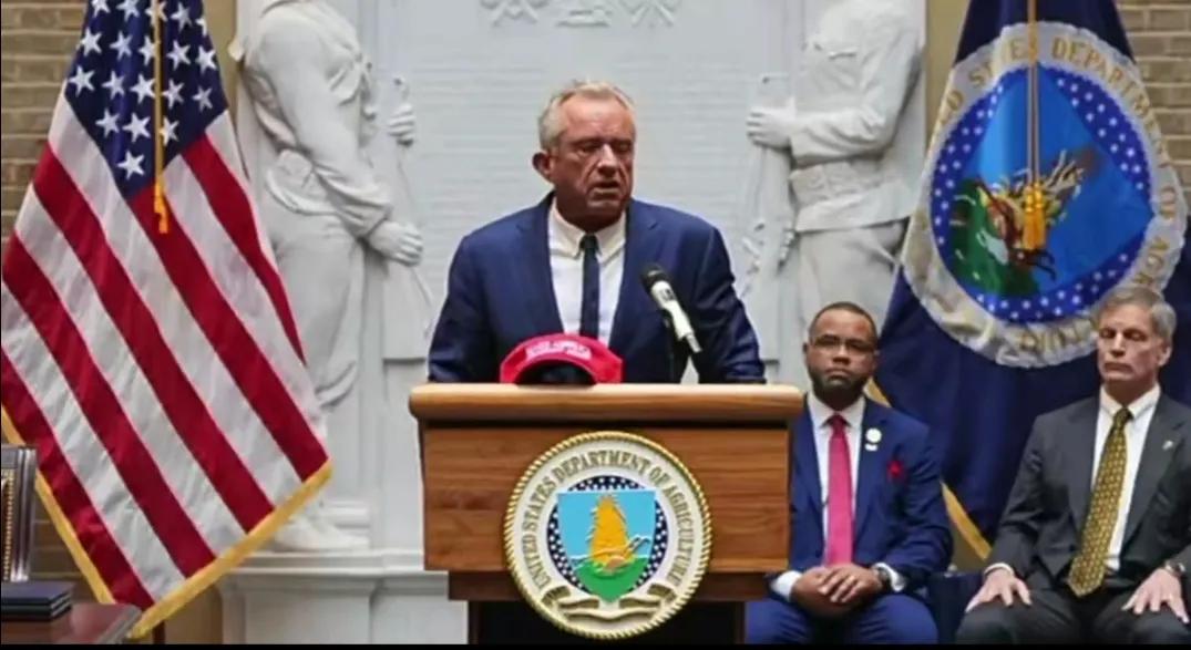 美国政府计划教美国人在家自己做饭。

美卫生部长小罗伯特·肯尼迪刚刚宣布，美国卫