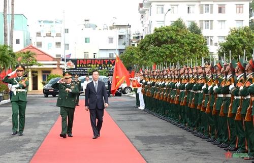 越南国家主席武文赏赴越军第五军区调研
12月5日越南国家主席武文赏赴越军第五军区