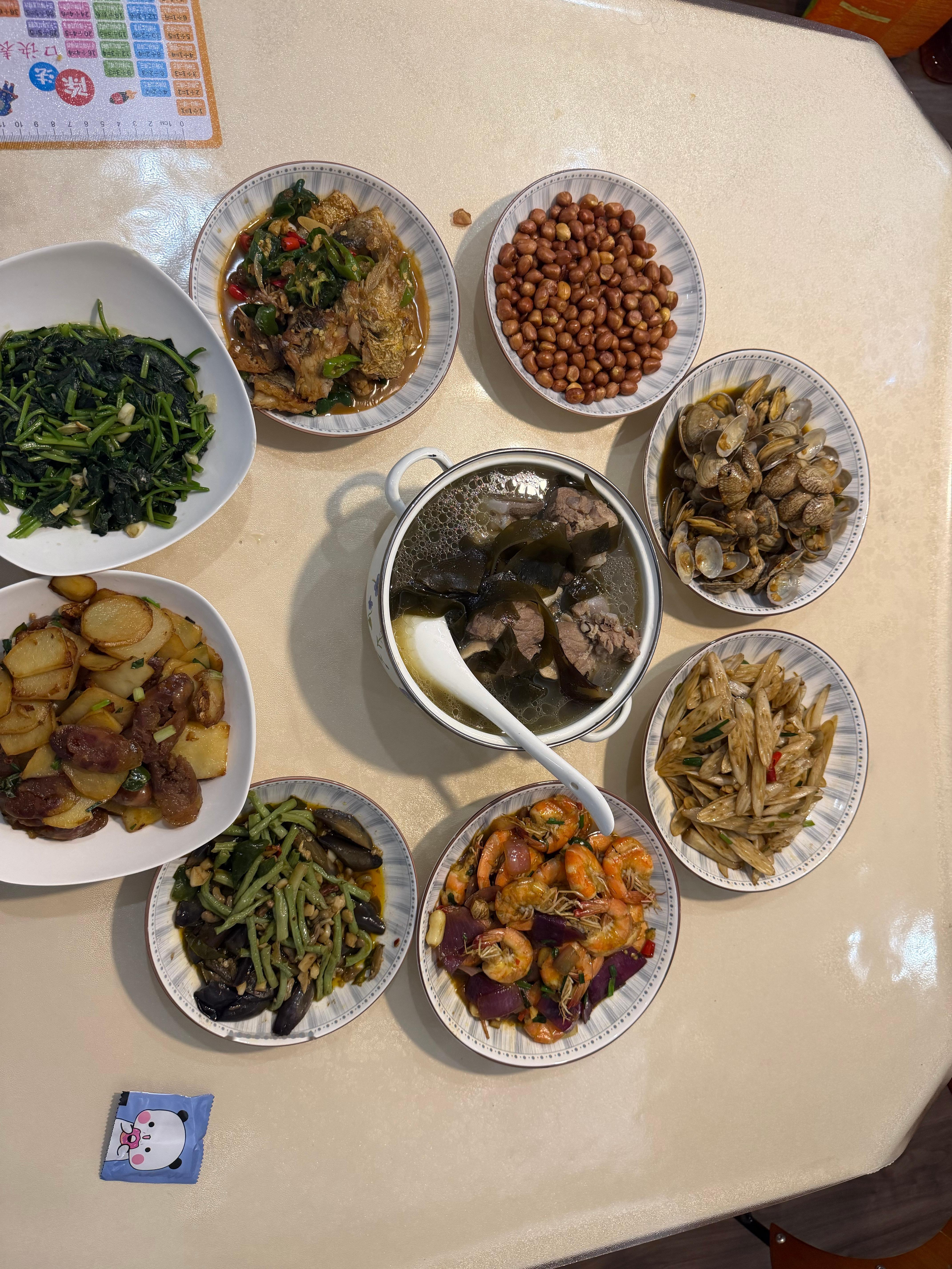 老妈晚上做了一桌饭，又要长两斤了。 吃好再有力气减肥吧 武汉