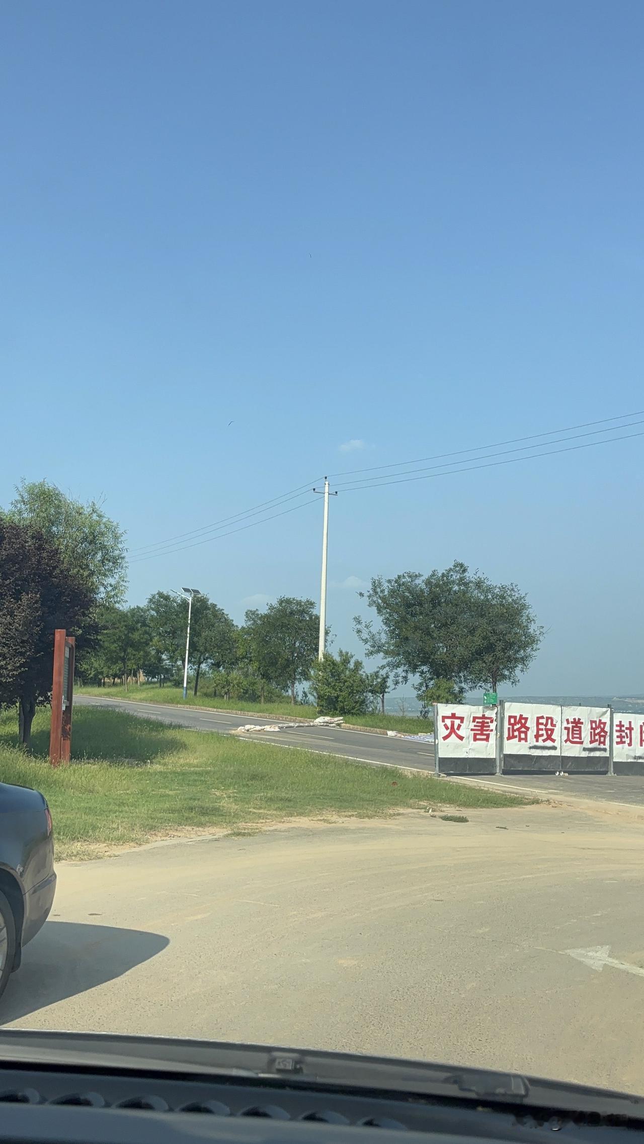 合阳沿黄观光大道这里，路封闭了，要绕行，本来以为顺着沿黄观光大道能到潼关，走到这