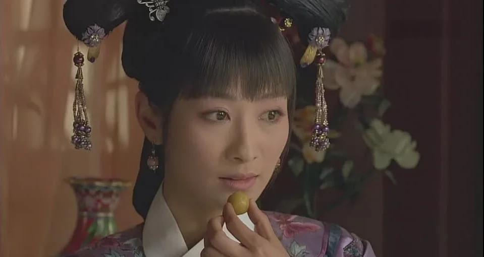 安陵容真会两面做人，一面假装好心告诉齐妃，夹竹桃的汁液和花粉都有毒，让她不要站在