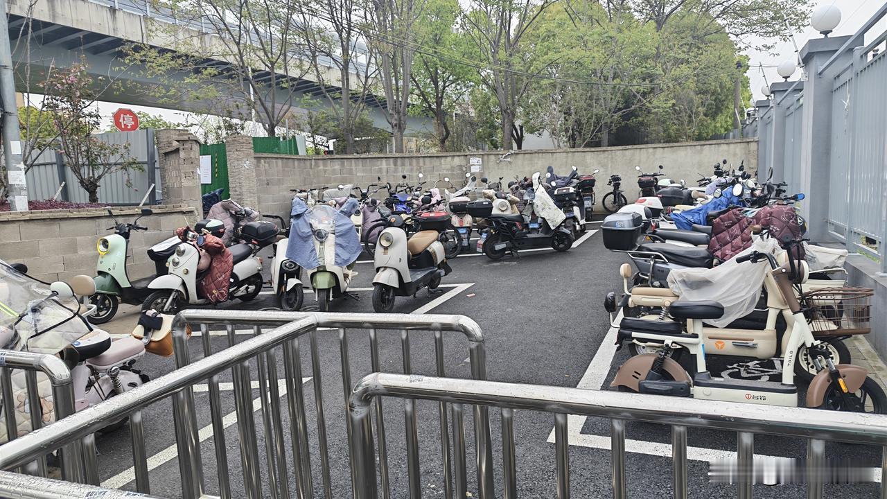 不要让地铁口的规划本末倒置！城市建设，应该多一点人情味
 
现在大城市地铁越修越