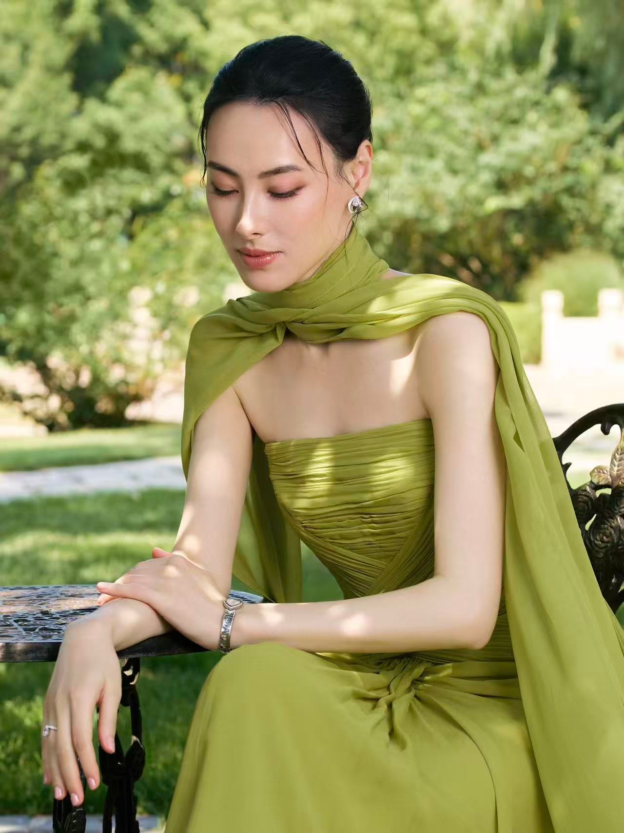 百花奖电影节闭幕式红毯之上，梁洛施一身简约造型，搭配CHAUMET Joséph