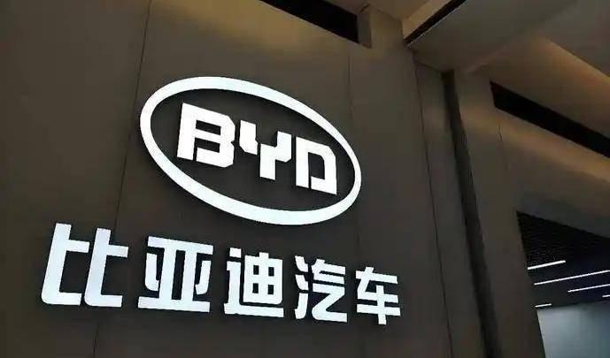 一位法国网民在看完首发的中国豪华纯电车后，发了一条评论：欧洲传统车企暂时还不使用