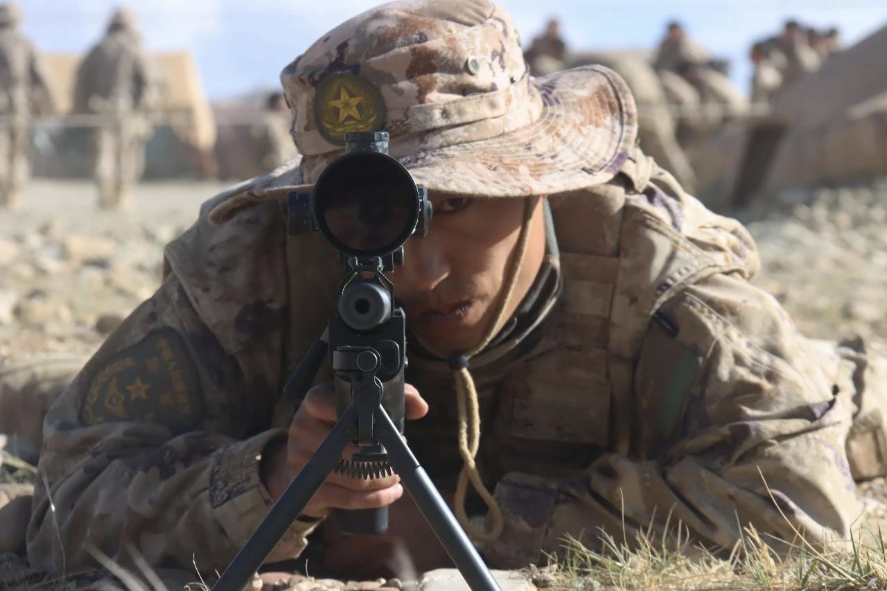 石润洲，安徽宿州人，一级上士军衔，现为第76集团军班长，荣立二等功1次，三等功3