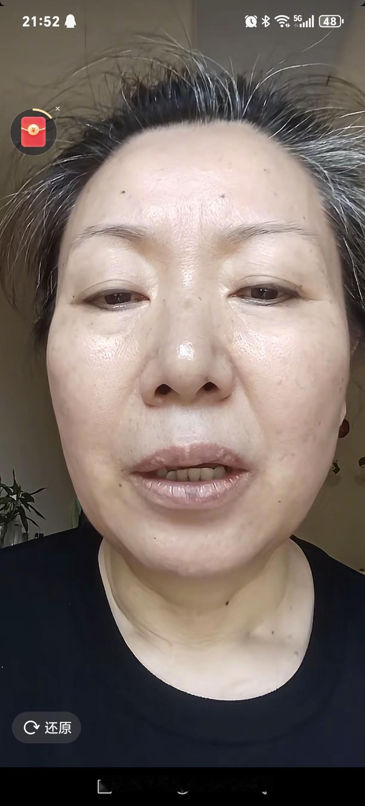 女孩家中遇刺
母亲一夜白头
成都27岁的海归女孩紫雅，为陪伴母亲，放弃了在北京日