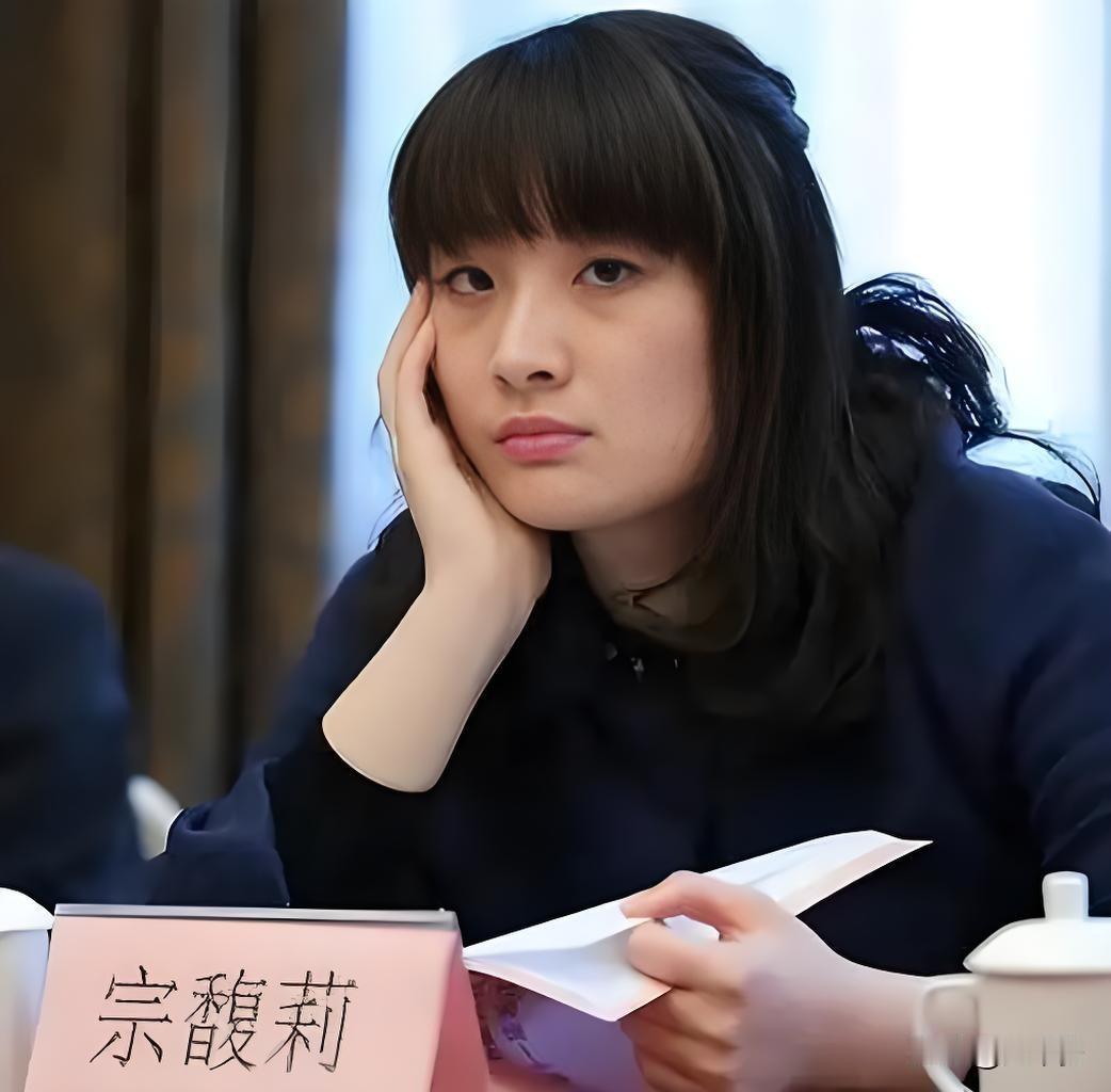 三娃戏水，丝毫不亚于哪吒闹海。当年，宗庆后殚精竭虑缔造的娃哈哈品牌，到了宗馥莉手