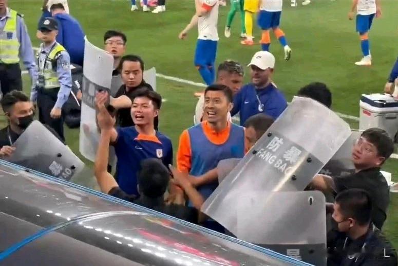 赛前说好的一家亲呢？不要让魔鬼主场变成真的“魔鬼”！输了一球而已，并且输给的是泰