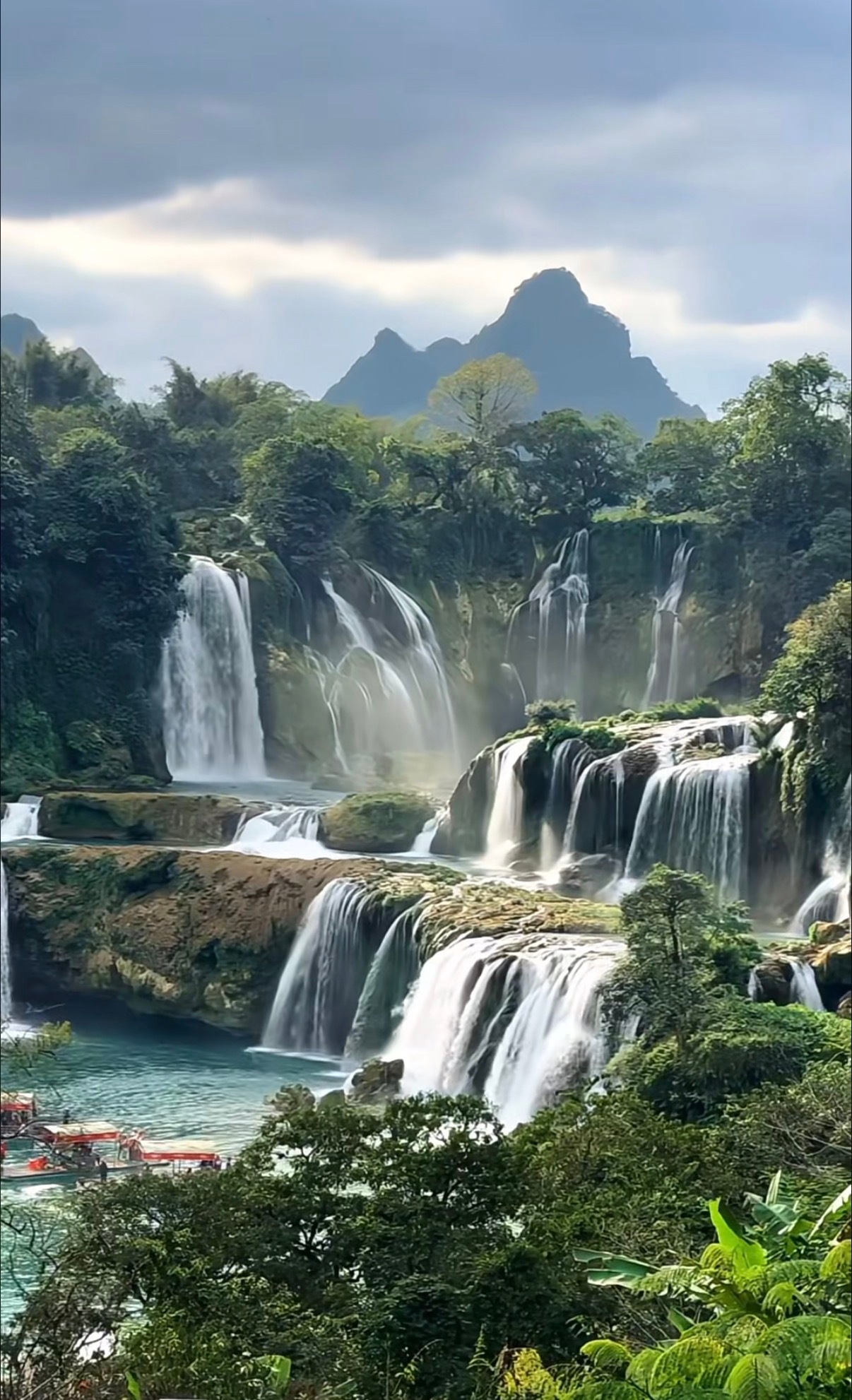 属于有点费劲，才能看到的壮丽，湿一身，也合理……. 崇左·德天跨国瀑布景区