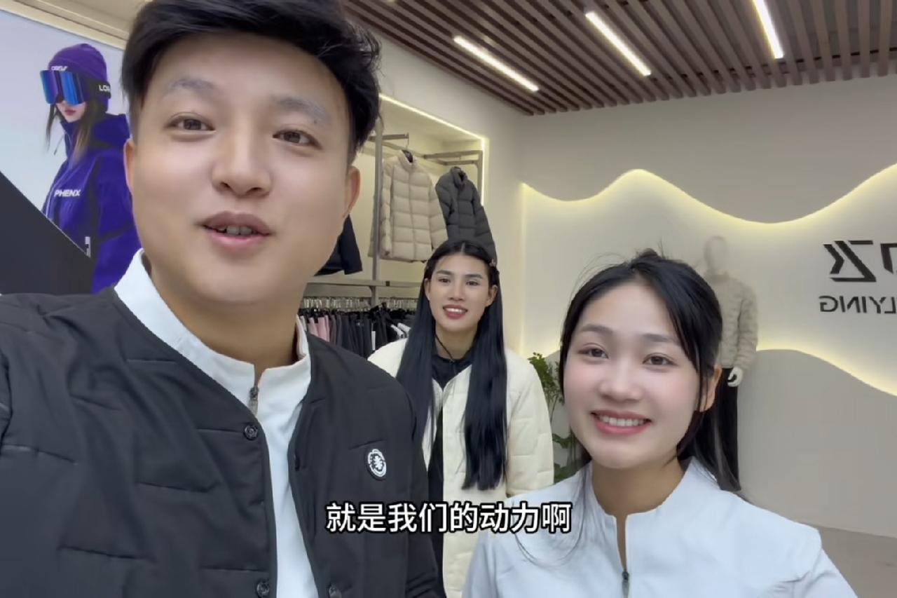 小松和秋秋带着三姐回国直播卖货，现在已经到达沈阳。他们准备在沈阳做一场雪中飞的直