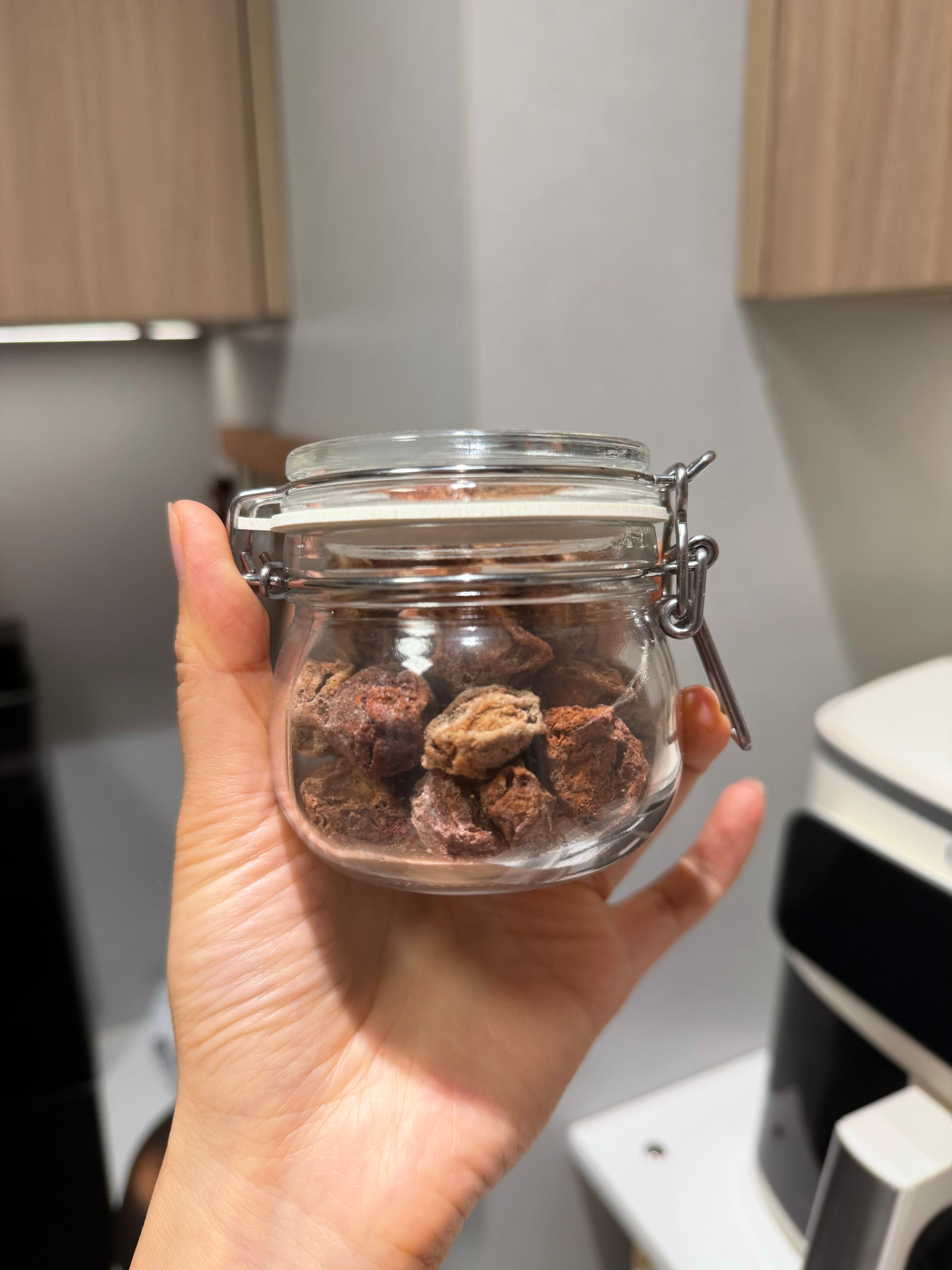 嘿嘿果佳的甘梅地瓜干里的话梅又存了一盒熬成话梅酱，又可以做话梅排骨又可以做话梅拿