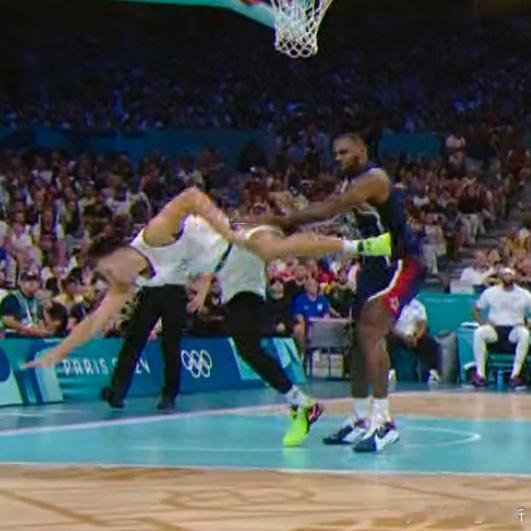 詹姆斯？？？[笑cry][笑cry]#篮球热力一夏##美国男篮vs塞尔维亚男篮#