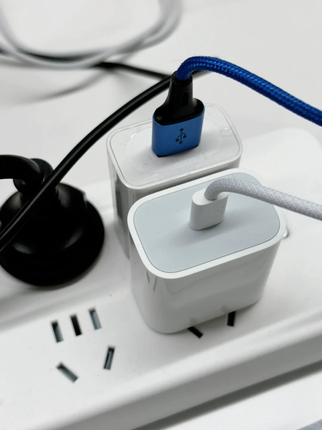 手机充电器千万不要一直插着不拔充电器一直插着不拔确实会有安全隐患，不过我也还是一