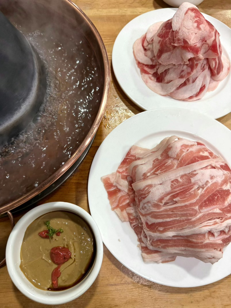 在家的最后一顿晚饭必须元盛居啊牛羊肉真好吃啊，谁研究的呢？咋这么好吃捏？可能也就