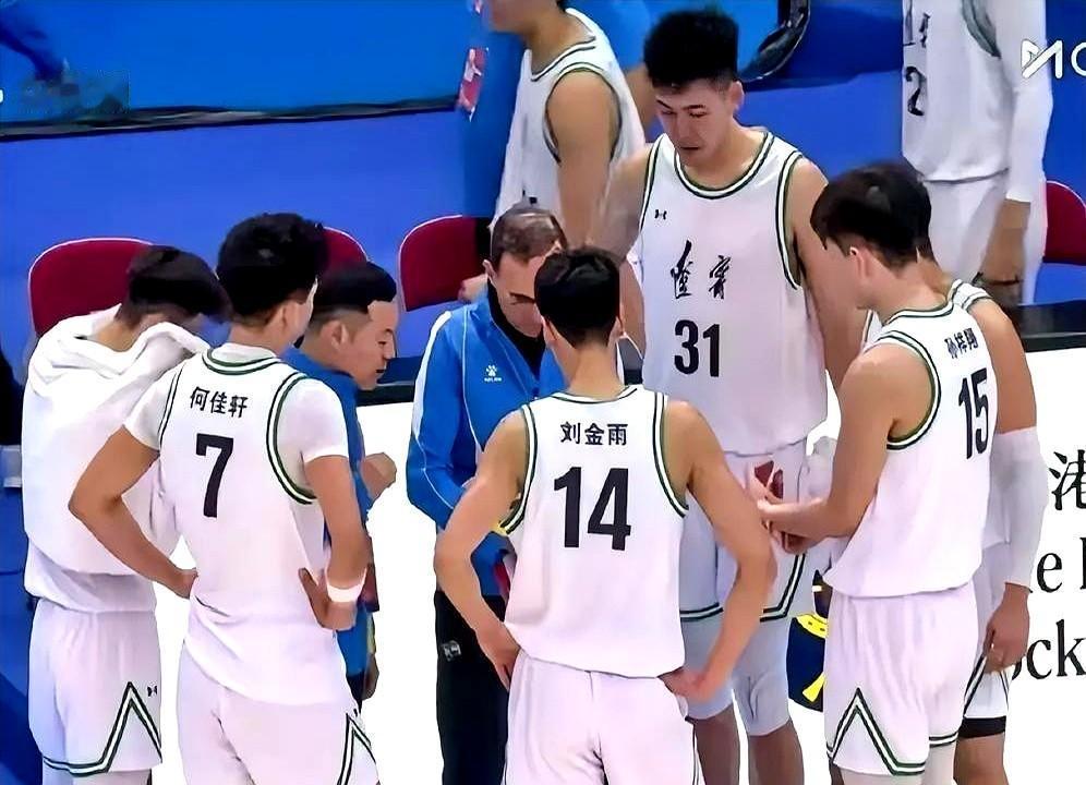 辽宁U22男篮昨晚98-80大胜河南队，顺利打进全国U22锦标赛八强啦。这场比赛