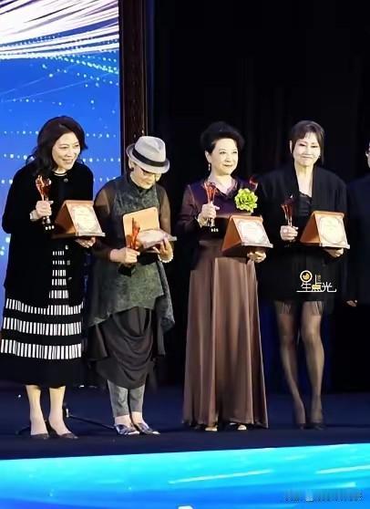 76岁的王馥荔和63岁的张凯丽同台走红毯，这对比太鲜明了。

张凯丽一身黑色流苏