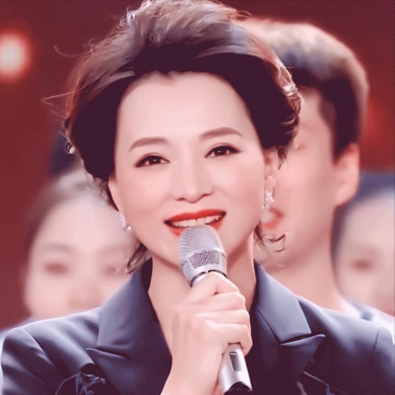 翻译家，许渊冲，对主持人董卿说，我干了一辈子翻译，著作等身，也是因为当年喜欢一个