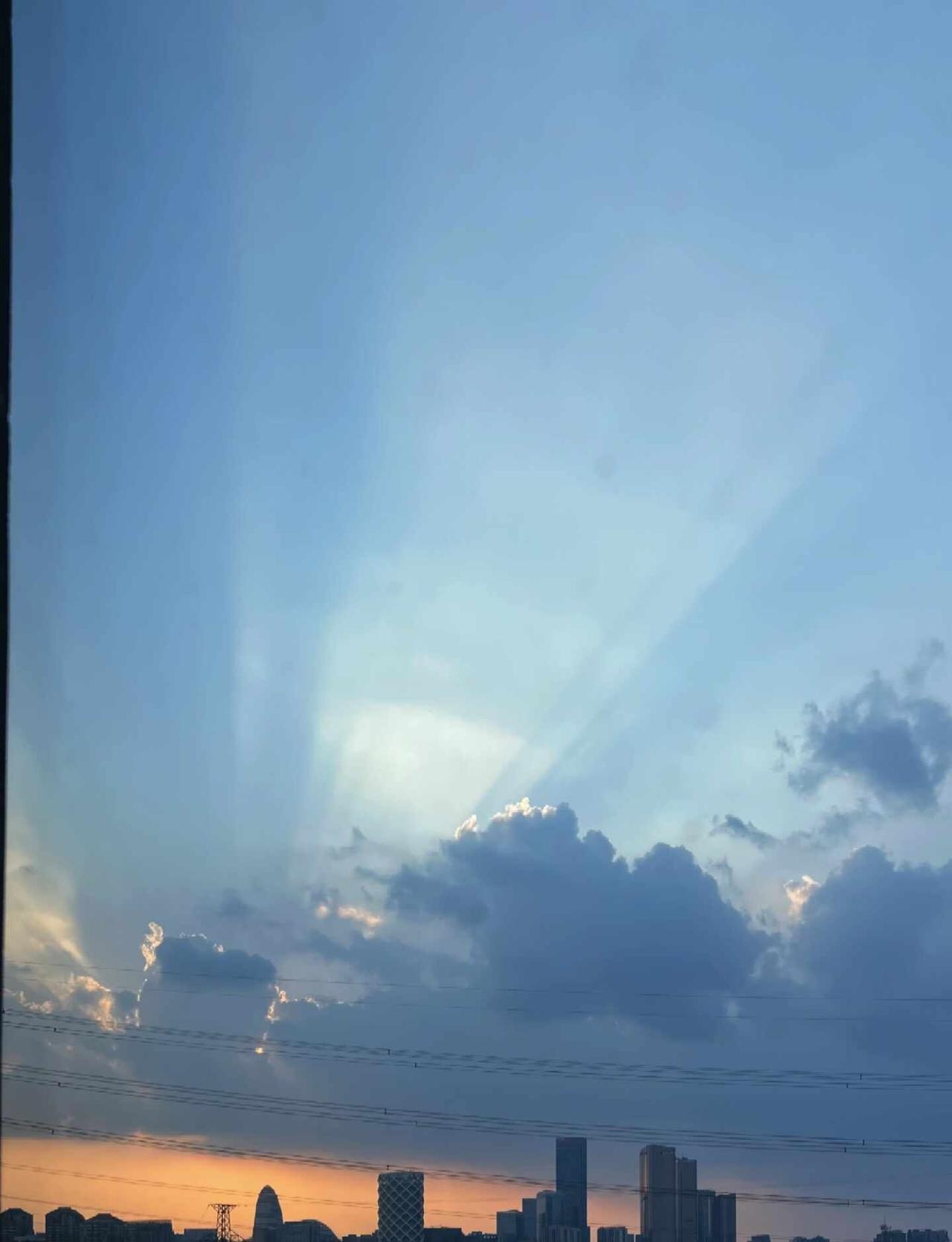 8.19 北京朋友快看西边丁达尔光
今天的丁达尔光好美！
你也爱拍云吗？也想看看