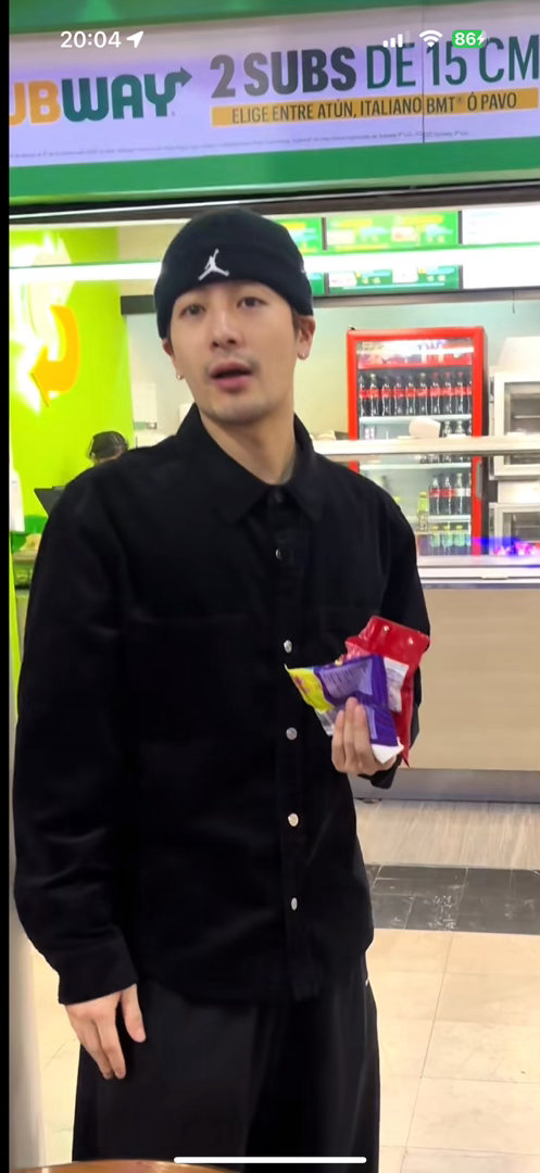 谁能认出来这是王嘉尔没认出素颜的王嘉尔 王嘉尔素颜被偶遇，第一眼真没认出来。脸上