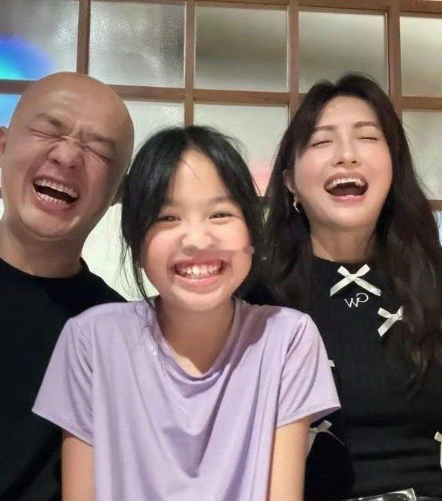 包文婧和包贝尔迎来二胎，二胎孩子的小名叫面条。一家四口的小名真是有意思、大女儿的