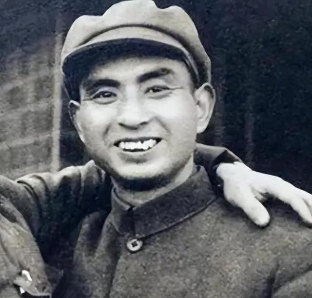 1949年11月，解放军司令员杨勇刚回到房中，马上就被人用枪抵在了后脑勺上，再一