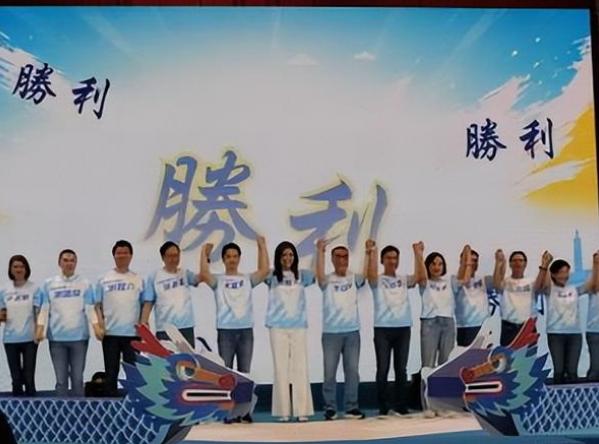 郑丽文最新表态：2028年务必下架民进党！
为完成这个目标，郑丽文在搞一件以前国