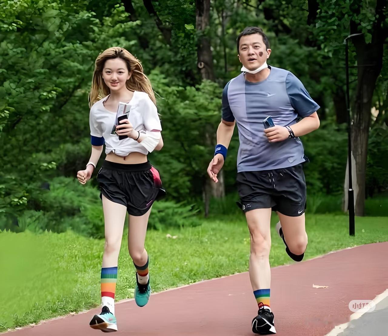 李亚鹏的亲子课绝对是娱乐圈值得学习的范本， 没有之一。 直播里他说被女儿偶尔拉黑