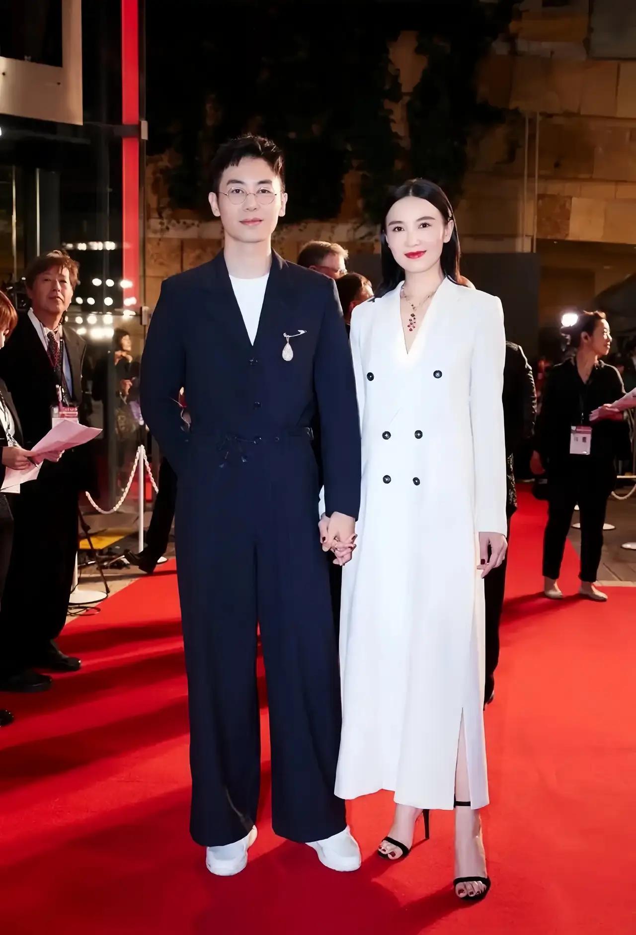 他俩气质很搭，可以做长久搭档。
朱亚文和宋佳做搭档，身高很配，气质很配，外形很配