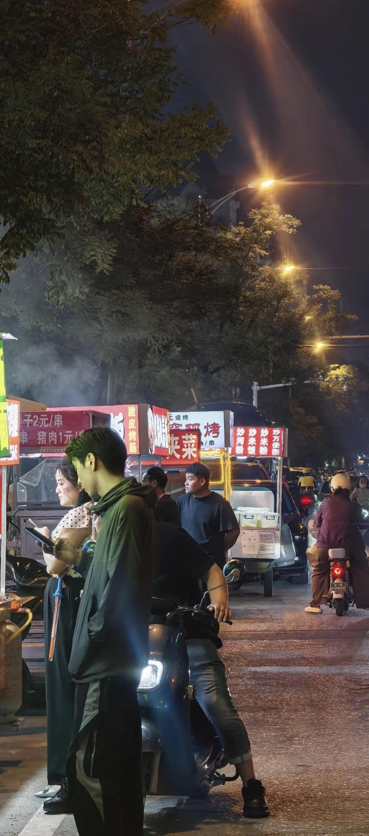 相册里随便找一张照片，然后配上这个BGM，想看看你们拍的。街头夜市 地摊烟火气