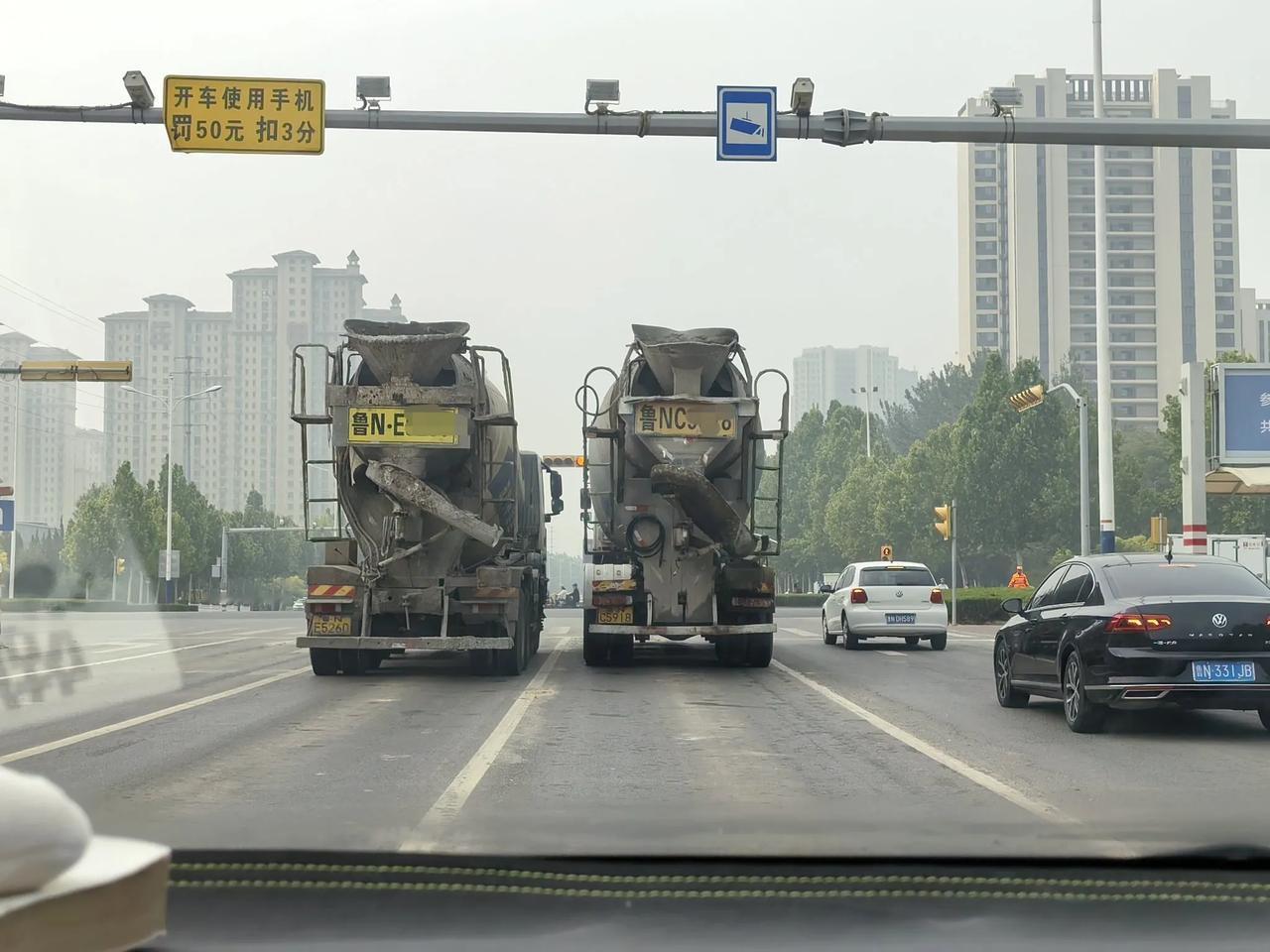 远离大车，安全出行。
货车素质很高 
大货车有大盲区